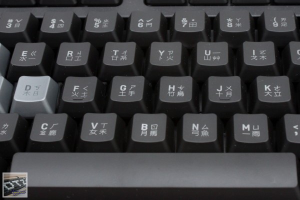 羅技 Logitech G105 薄膜式背光遊戲鍵盤 評測，3段式藍色背光與巨集功能設定 - 老貓測3C