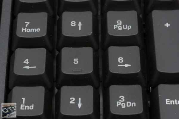 羅技 Logitech G105 薄膜式背光遊戲鍵盤 評測，3段式藍色背光與巨集功能設定 - 老貓測3C