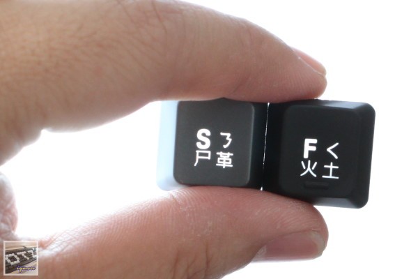 羅技 Logitech G105 薄膜式背光遊戲鍵盤 評測，3段式藍色背光與巨集功能設定 - 老貓測3C