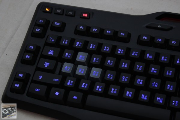 羅技 Logitech G105 薄膜式背光遊戲鍵盤 評測，3段式藍色背光與巨集功能設定 - 老貓測3C