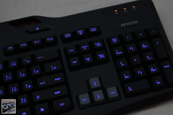 羅技 Logitech G105 薄膜式背光遊戲鍵盤 評測，3段式藍色背光與巨集功能設定 - 老貓測3C