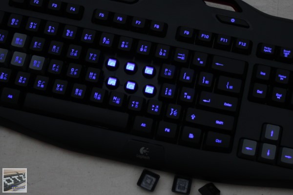 羅技 Logitech G105 薄膜式背光遊戲鍵盤 評測，3段式藍色背光與巨集功能設定 - 老貓測3C