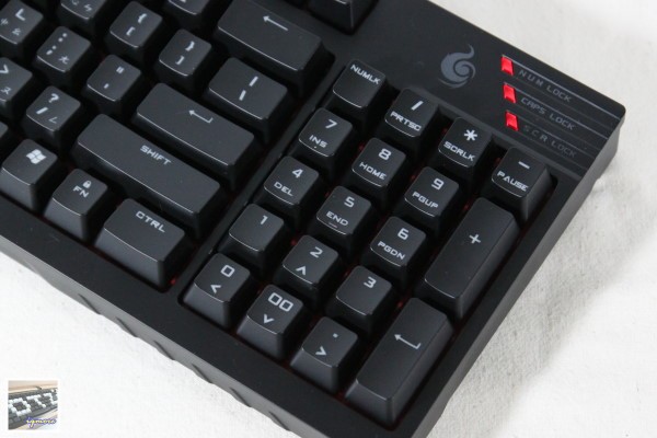 CM Storm Quick Fire TK 機械式背光電競鍵盤 評測，80%也有數字鍵區 - 老貓測3C