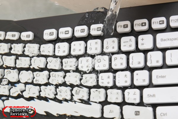 羅技 Logitech K310 可洗式薄膜式鍵盤 評測，可浸泡30公分水深 - 老貓測3C