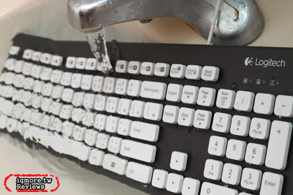 羅技 Logitech K310 可洗式薄膜式鍵盤 評測，可浸泡30公分水深 - 老貓測3C