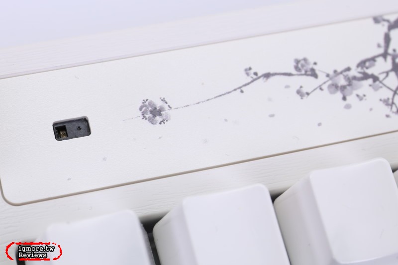 Varmilo 阿米洛「花弄影」鍵盤拆解評測，亮燈顯字與手勢充滿詩詞意境 - 老貓測3C