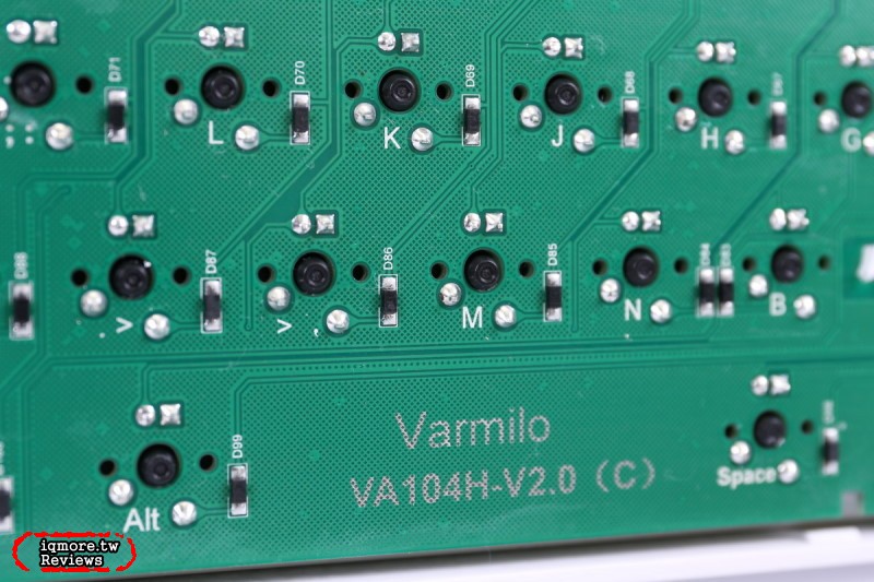 Varmilo 阿米洛「花弄影」鍵盤拆解評測，亮燈顯字與手勢充滿詩詞意境 - 老貓測3C